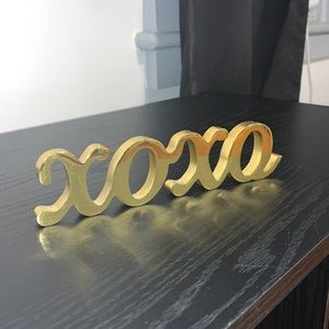 XOXO - Gold colored table decor